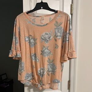 Floral Peach and Gray Top🚨